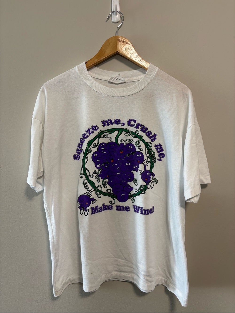 Vintage Squeeze Me Crush Me Make Me Wine Funny Grape Graphic T-Shirt XL